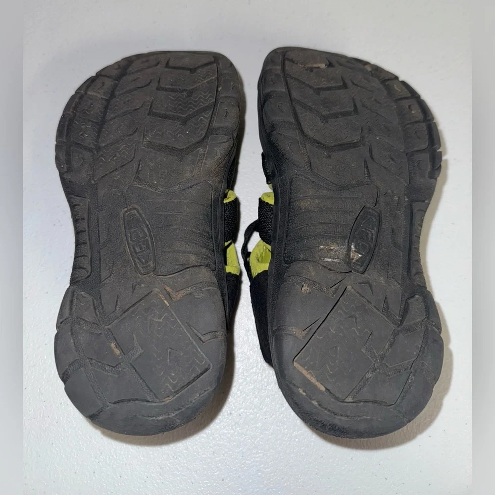 KEEN Newport H2 sandals in a black and neon lime green boys Size 4